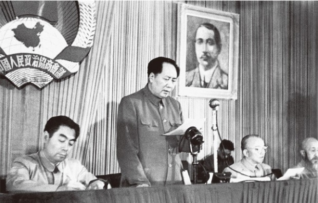 마오쩌둥이 1950년 10월1일 베이징 천안문 광장에서 중화인민공화국 수립을 선언하고 있다.
