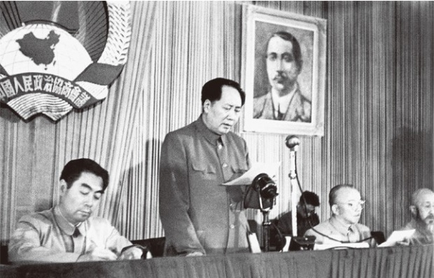▲ 마오쩌둥이 1950년 10월1일 베이징 천안문 광장에서 중화인민공화국 수립을 선언하고 있다.