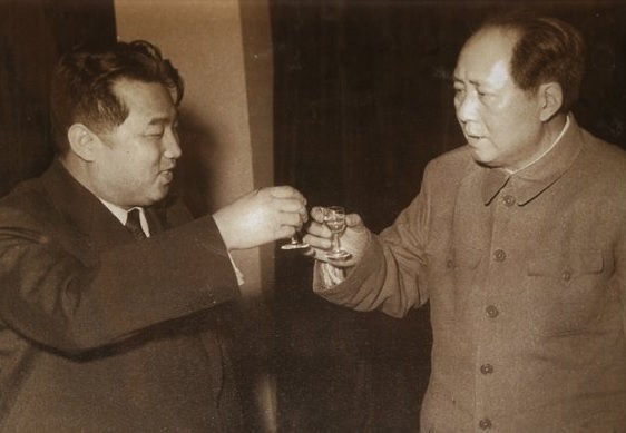 김일성과 중공 마오쩌둥이 건배하는 모습, 1975년 베트남의 공산통일 직후 김일성은 베이징으로 달려가 마오에게 한반도 무력통일 전쟁을 타진하였는데 외면당했다.