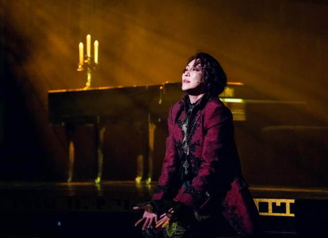 ▲ 배우 차지연이 연극 '아마데우스'에서 살리에르를 연기하고 있다.ⓒPAGE1