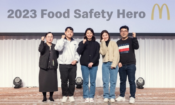 ▲ 한국맥도날드가 ‘2023 푸드 세이프티 히어로 시상식’을 진행했다. 왼쪽부터 나금임 점장, 진유식 점장, 한국맥도날드 김기원 대표, 김경숙 점장, 김린 점장ⓒ한국맥도날드