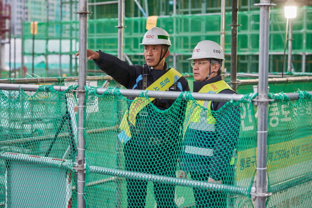 ▲ 이일재 HDC현대산업개발 잠실진주재건축 현장소장(좌측)과 최익훈 대표이사가 현장을 점검하고 있다. ⓒHDC현대산업개발