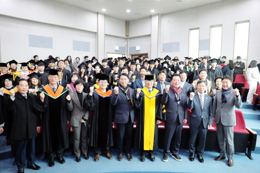 ▲ 경남도립거창대학이‘2023학년도 전기 학위수여식’을 가지고 김재구 총장과 기념 촬영을 하고 있다. ⓒ거창대 제공