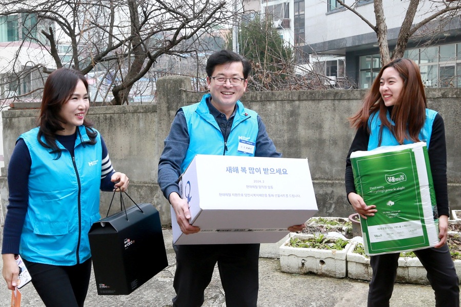 ▲ 현대제철은 5일 당진시종합복지타운에서 설 명절을 맞아 자매결연 복지시설과 소외계층에게 선물 상자와 상품권을 전달했다.ⓒ현대제철