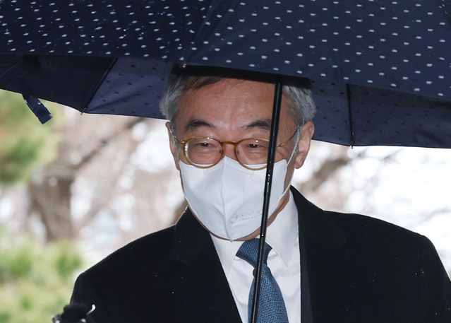 ▲ 이른바 '사법농단' 의혹의 핵심으로 지목된 임종헌 전 법원행정처 차장이 5일 오후 서울 서초구 서울중앙지방법원에서 열린 1심 선고 공판에 출석하기 위해 법정으로 향하고 있다. 2024.2.5 ⓒ연합뉴스