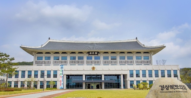 ▲ 박창욱 경북도의원은 설 명절을 앞두고 2월 5일 봉화유리요양원을 방문하여 이웃들에게 온정과 사랑의 손길을 나눴다.ⓒ경북도의회