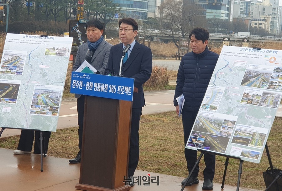 ▲ 우범기 전주시장은 6일 전주시자원봉사센터 옆 전주천변에서 ‘안전하고 쾌적한 전주천·삼천 명품하천 365 프로젝트’ 관련 현장 브리핑을 가졌다.ⓒ김경섭