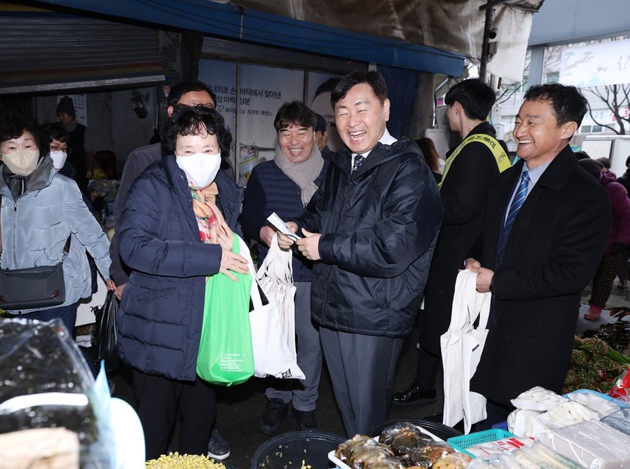 ▲ 김관영 전북특별자치도지사는 6일 오전 설 명절을 앞두고 전통시장을 찾아 장보기 캠페인을 추진하며 상인·주민과 민생 소통하는 시간을 가졌다.ⓒ전북특별자치도청 사진 제공.