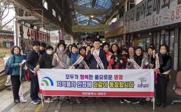 ▲ 최충규 대전 대덕구청장이 지난 5일 지역 전통시장(중리, 법동, 신탄진시장)에서 장보기 캠페인을 통해 상인들이 목소리를 청취했다.ⓒ대전대덕구