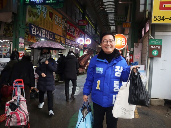 ▲ 장종태 더불어민주당 대전 서구갑 국회의원 예비후보가 지난 5일 지지자들과 함께도마큰시장 상인회장의 안내를 받으며 여러 점포를 돌며 온누리상품권을 사용해 설 명절에 사용할 과일, 야채 등을 구매했다.ⓒ 장종태예비후보