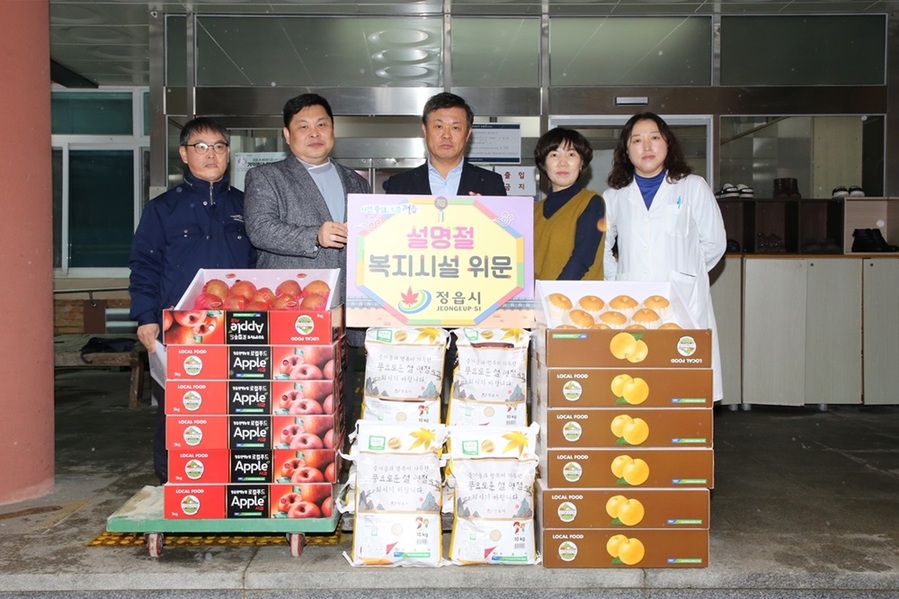 ▲ 이학수 시장은 6일 내장상동 소재 은혜의집, 초산동 소재 노인복지요양원을 방문해 백미(10kg) 23포와 과일(사과, 배) 26상자를 전달했다.ⓒ정읍시청 사진 제공.