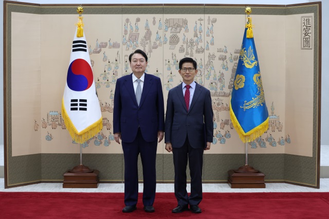 ▲ 윤석열 대통령이 지난 2022년 9월30일 서울 용산 대통령실 청사에서 김문수 경제사회노동위원회 위원장에게 위촉장을 수여한 뒤 기념 사진을 촬영하고 있다.ⓒ대통령실 제공