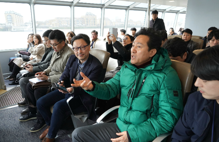 ▲ 오세훈 서울시장이 영국 런던 템스강에서 런던의 동-서를 연결하는 주요 교통수단 중 하나인 '리버버스'를 체험하고 있다.ⓒ서울시