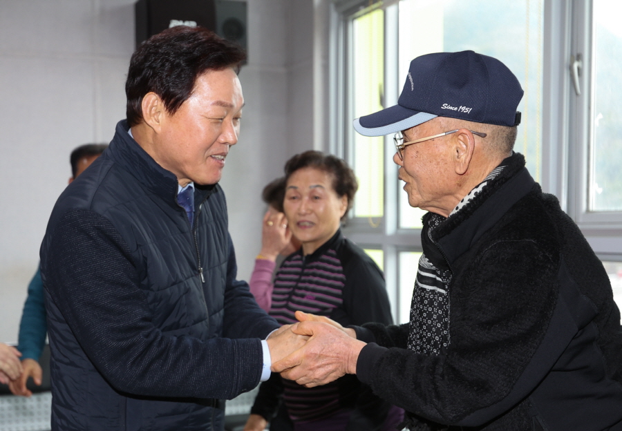 ▲ 박완수 경남도지사가 '삶의 쉼터'에서 새해를 맞는 덕담을 나누고 있다. ⓒ경남도 제공