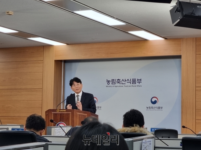 ▲ 7일 오전 정부세종청사 농림축산식품부 기자실에서 브리핑하고 있는 박순연 유통소비정책관. 사진=정영록 기자