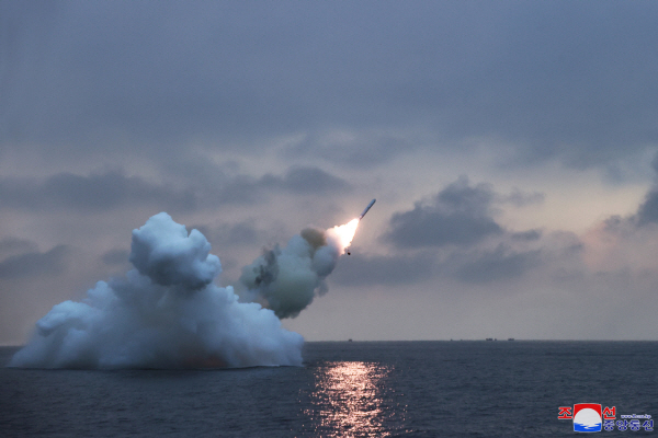 ▲ 북한 김정은이 지난 1월 28일 신형 잠수함발사전략순항미사일(SLCM) '불화살-3-31형' 시험발사를 지도했다고 29일 북한 조선중앙TV가 보도했다. ⓒ조선중앙TV 캡처/뉴시스
