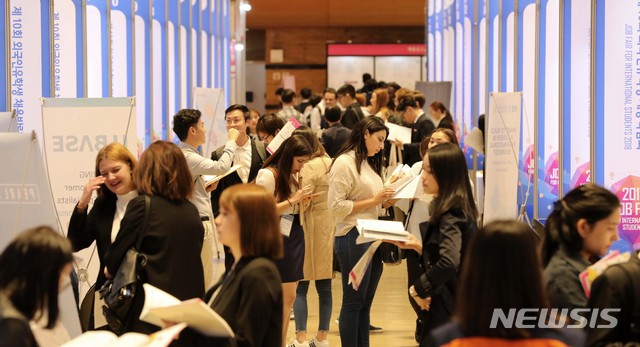 ▲ 채용박람회를 찾은 외국인 유학생 구직자. 위 사진은 본 기사내용과 관련없음. ⓒ뉴시스