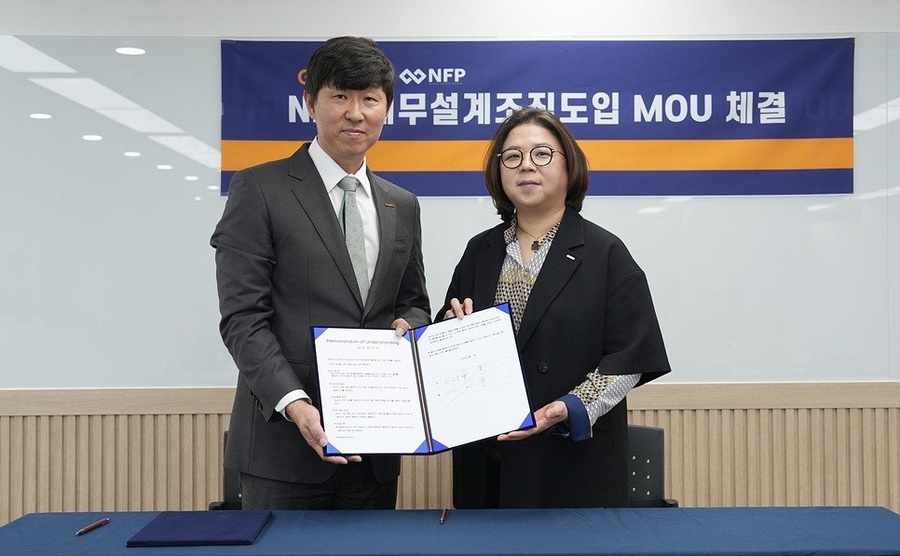 ▲ 서울 중구 세종대로 굿리치 본사에서 진행된 업무협약식에서 기념촬영을 하고 있는 한승표 굿리치 대표(사진 왼쪽)와 최윤선 엔에프피 대표.ⓒ굿리치