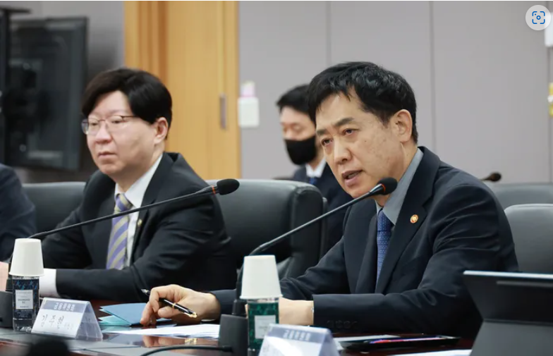 ▲ 김주현 금융위원장(오른쪽)과 김소영 금융위 부위원장ⓒ금융위