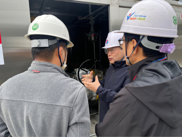 ▲ 이일재 한국가스안전공사 강원광역본부장이 춘천연료전지발전소 현장점검 장면.ⓒ한국가스안전공사 강원광역본부