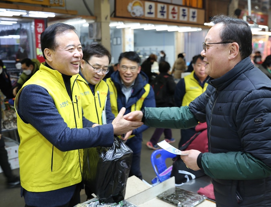 ▲ 박경국 한국가스안전공사 사장이 육거리시장에서 장보기 행사중 상인과 이야기를 나누고 있다.ⓒ 한국가스안전공사