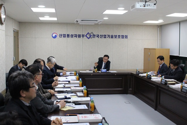 ▲ 왕윤종 국가안보실 제3차장(가운제)이 7일 서울 서초동 한국산업기술보호협회 중소기업기술지킴센터에서 중소기업들과 함께하는 간담회를 주재했다.ⓒ대통령실 제공