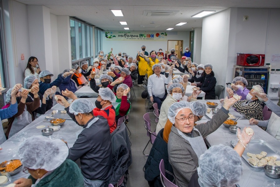 ▲ 증평군장애인복지관이 마련한 ‘만두데이’ 행사 참석자들이 만두를 만들며  즐거워하고 있다.ⓒ진천군