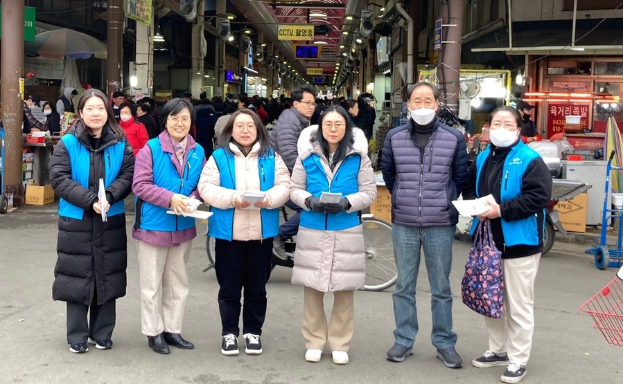 ▲ 한국농어촌공사 직원들이 7일 육거리시장에서 농지은행사업에 대한 홍보를 실시했다.ⓒ 한국농어촌공사 충북본부