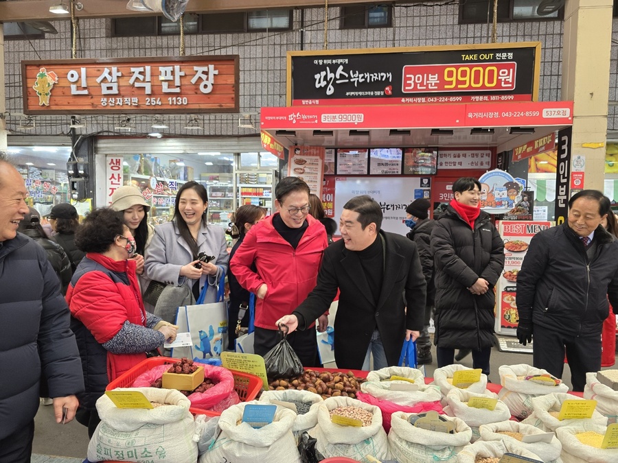 ▲ 정우택 국회부의장이 7일 청주 육거리시장에서 장보기행사를 하고 있다.ⓒ정우택 의원실