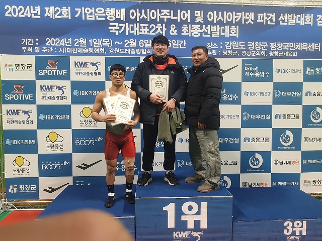 ▲ 왼쪽부터 손상현 선수(자유형 61kg), 김진명 선수(자유형 92kg), 박광선 감독.ⓒ포항시체육회