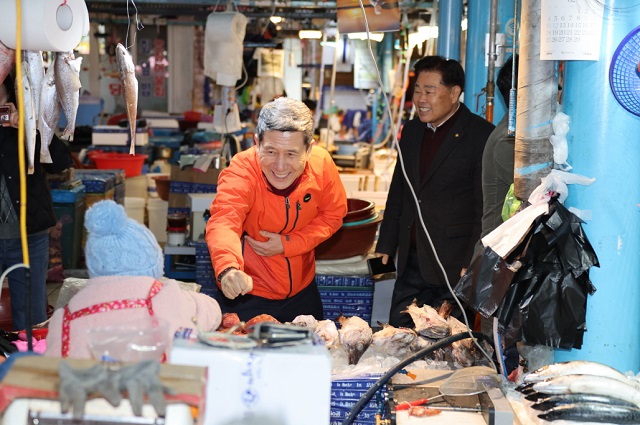 ▲ 이강덕 시장이 7일 영일대북부시장을 방문해 상인들을 격려하고 있다.ⓒ포항시