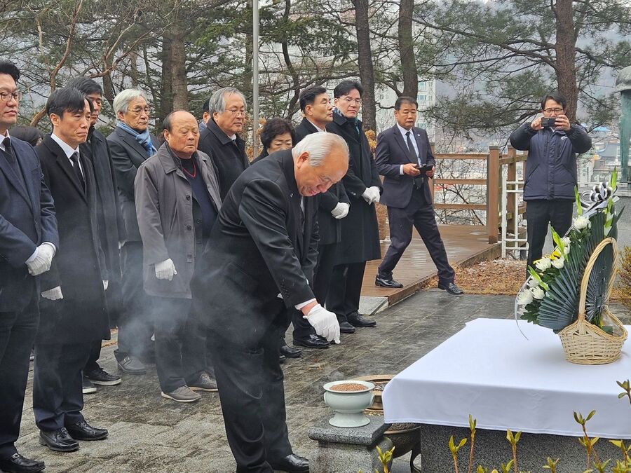 ▲ 경상북도 보훈단체협의회는 6일 오전 남산공원 내 예천군 충혼탑에서 국가를 위해 희생·헌신하신 분들의 넋을 기리기 위한 합동 참배를 했다.ⓒ경북도