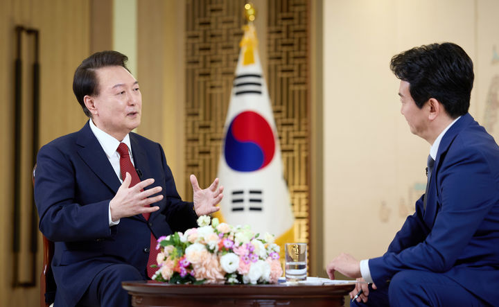 ▲ 윤석열 대통령이 지난 4일 서울 용산 대통령실에서 신년 대담 사전 녹화를 하고 있다. (사진=대통령실 제공) ⓒ뉴시스