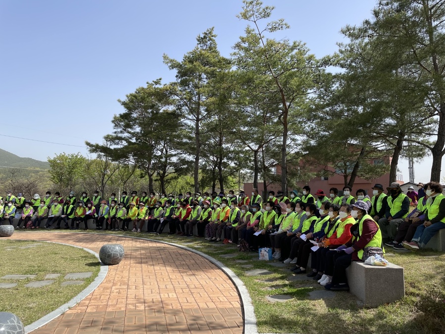 ▲ 고령군(군수 이남철)은 2024년 노인일자리 및 사회활동지원사업이 작년대비 104명이 확대돼 총 1440명의 어르신에게 일자리를 제공했다.ⓒ고령군