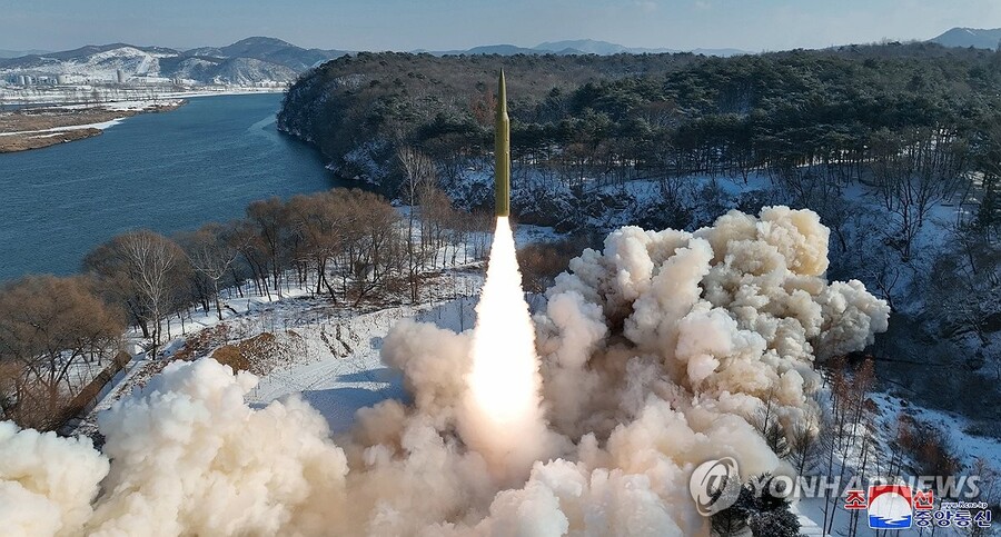 ▲ 북한의 극초음속 고체연료 IRBM 시험발사 모습. ⓒ연합뉴스