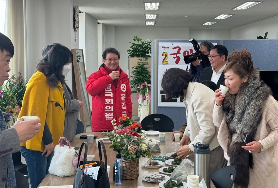 ▲ 국민의힘 윤갑근 예비후보가 8일 선거사무소에서 직능단체 관계자와 차담회를 갖고 있다.ⓒ윤갑근 선거사무소