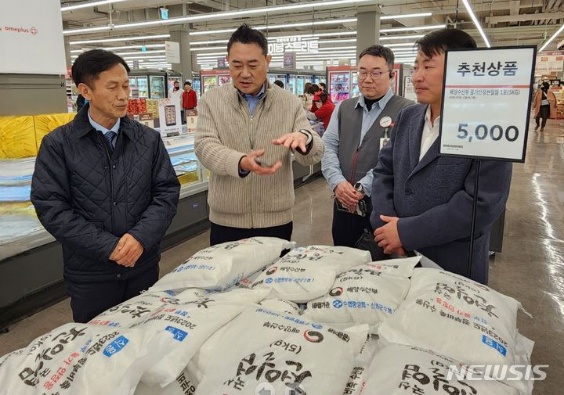 ▲ 송명달 해양수산부 차관(맨 왼쪽)이 7일 홈플러스 유성점에서 수산 성수품 물가 상황 점검하고 있다. ⓒ뉴시스