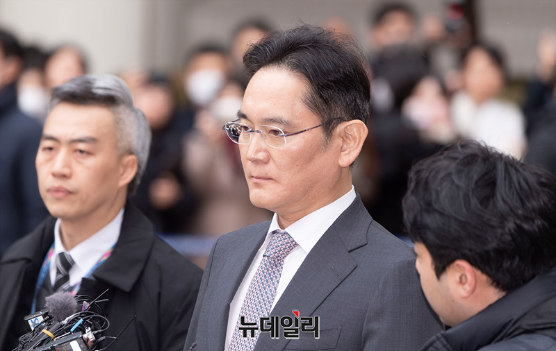▲ 이재용 삼성전자 회장이 지난 5일 오후 서울 서초구 중앙지법에서 무죄를 선고받은 뒤 법원을 나서고 있다. ⓒ서성진 기자