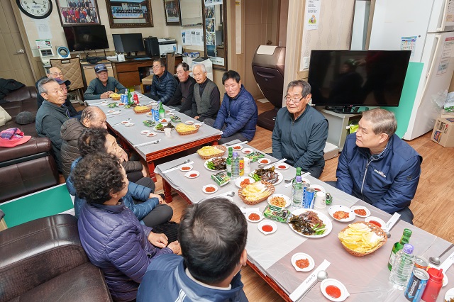 ▲ 월성원자력본부는 설 명절을 맞아 5일부터 7일까지 3일에 걸쳐 동경주 3개읍면, 경로단체 및 본부 최인접마을을 방문해 신년인사와 위문품을 전달했다.ⓒ월성본부