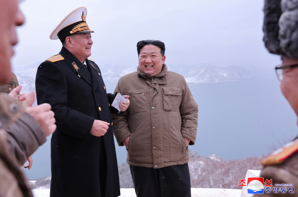 북한 김정은이 지난 1월 28일 잠수함발사순항미사일(SLCM) 시험발사를 지도하고 핵잠수함 건조 사업을 둘러봤다고 조선중앙통신이 29일 밝혔다. ⓒ북한 조선중앙통신/연합뉴스