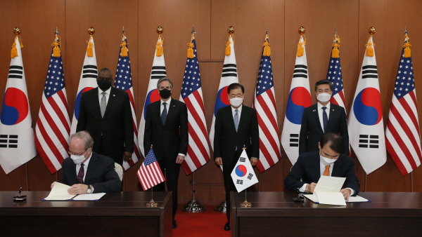 ▲ 지난 2021년 3월 18일 당시로버트 랩슨 주한 미국대사 대리와 정은보 외교부 한미 방위비분담금 협상대사가 서울 종로구 외교부 청사에서 열린 한미 방위비분담특별협정(SMA) 가서명식에서 합의문에 서명하고있다. ⓒ뉴시스