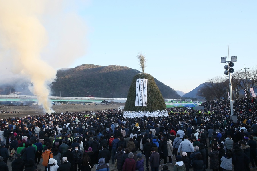 청도군(군수 김하수)은 오는 24일 청도천 둔치에서 정월대보름 민속한마당 행사를 개최한다고 밝혔다.ⓒ청도군