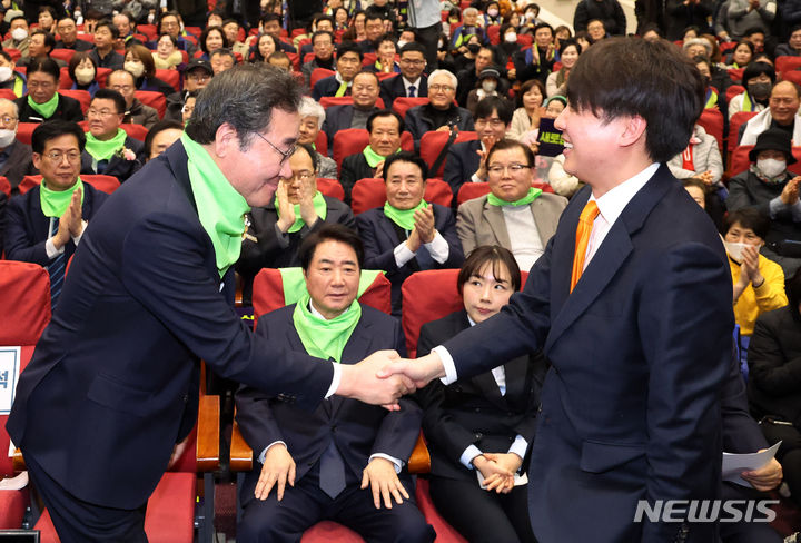▲ 이낙연 전 더불어민주당 대표(왼쪽)와 이준석 전 국민의힘 대표(오른쪽). ⓒ뉴시스
