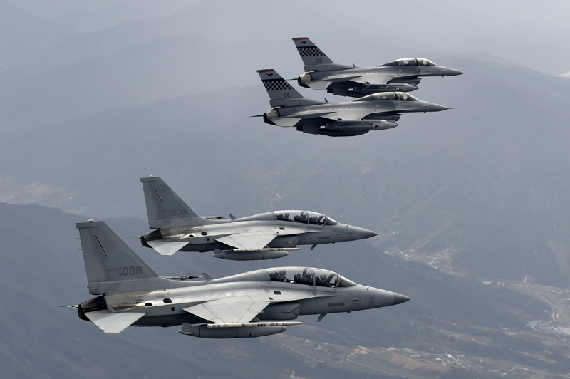 ▲ 미국 F-16 전투기, 국산전투기 FA-50 등이 한반도 상공에서 연합 편대비행을 하고 있다.ⓒ공군 제공