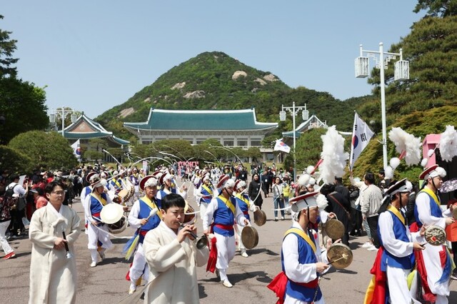 ▲ 국립국악원 민속악단이 지난해 4월 오후 청와대에서 '민속음악의 정수를 전하다'를 주제로 전통연희 '사철사색'을 공연하고 있다.ⓒ문화체육관광부