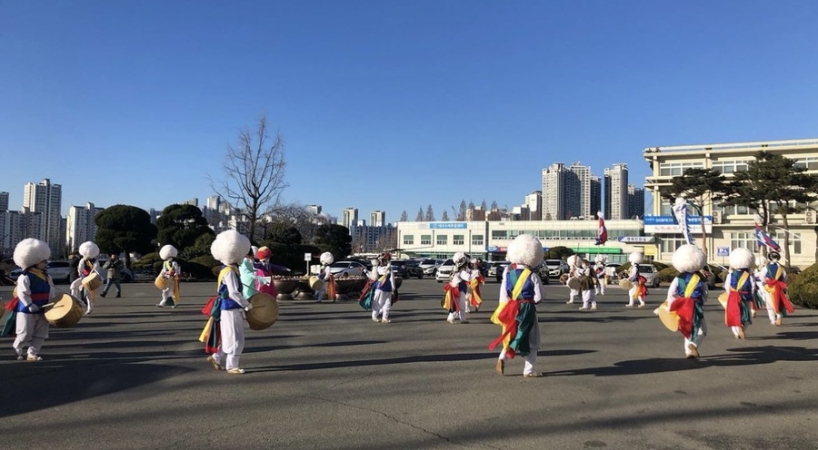 날뫼북춤 보존회는 2월 13일부터 이틀동안 갑진년 새해 시민들의 평안과 만복을 기원하는 민족 고유의 민속놀이인 지신밟기를 갖는다. 사진은 지난해 행사 장면.ⓒ대구시