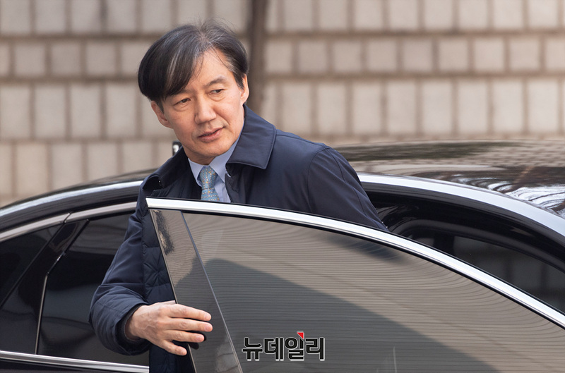 ▲ 자녀 입시비리·감찰 무마 등 혐의로 1심에서 실형을 선고받은 조국 전 법무부 장관이 지난 8일 오후 서울 서초구 서울고등법원에서 열린 항소심 선고공판에 출석하고 있다. ⓒ서성진 기자