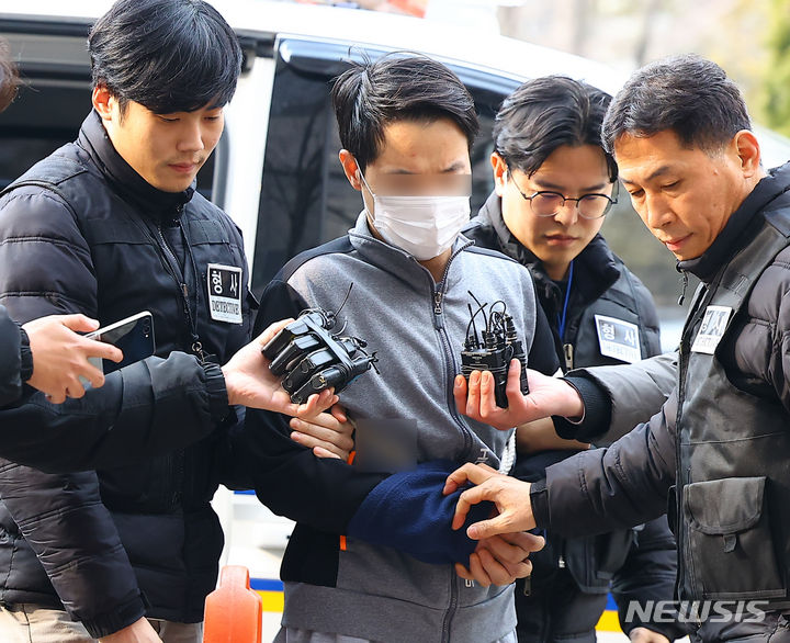 ▲ 설 명절에 술에 만취해 50대 어머니를 살해해 존속살해 혐의를 받고 있는 30대 A씨가 지난 11일 오후 경기 고양시 의정부지방법원 고양지원에서 구속 전 피의자심문(영장실질심사)를 받기 위해 법원에 들어서고 있다. ⓒ뉴시스