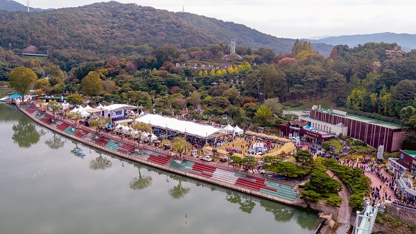 오는 10월 11∼13일 전국 유일의 효 테마공원인 뿌리 공원과 원도심 일원에서 열리는 제15회 대전 효 문화 뿌리 축제가 개최된다.ⓒ대전중구