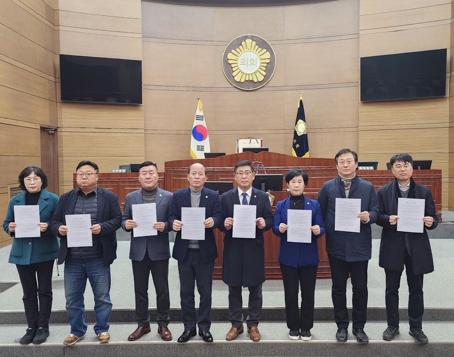 ▲ 충남 천안시의회 더불어민주당 소속 갑‧을‧병 지역위원회 시·도의회 현역의원들이 12일 천안시의회에서 이재관 인재영입과 관련해 호소문을 발표하고 있다.ⓒ천안시의회 더불어민주당 소속 갑‧을‧병 지역위원회